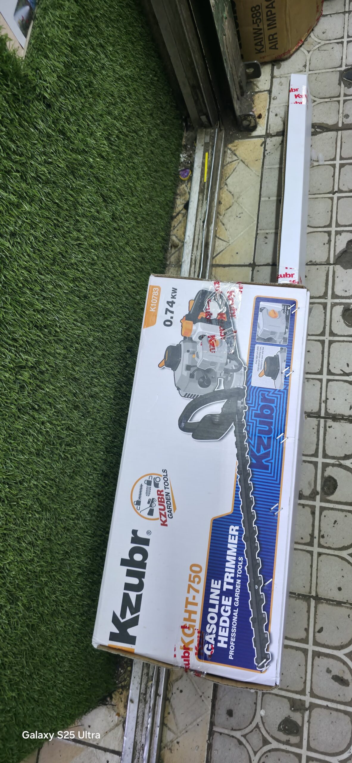 Kzubr KGHT-750 gasoline hedge trimmer.